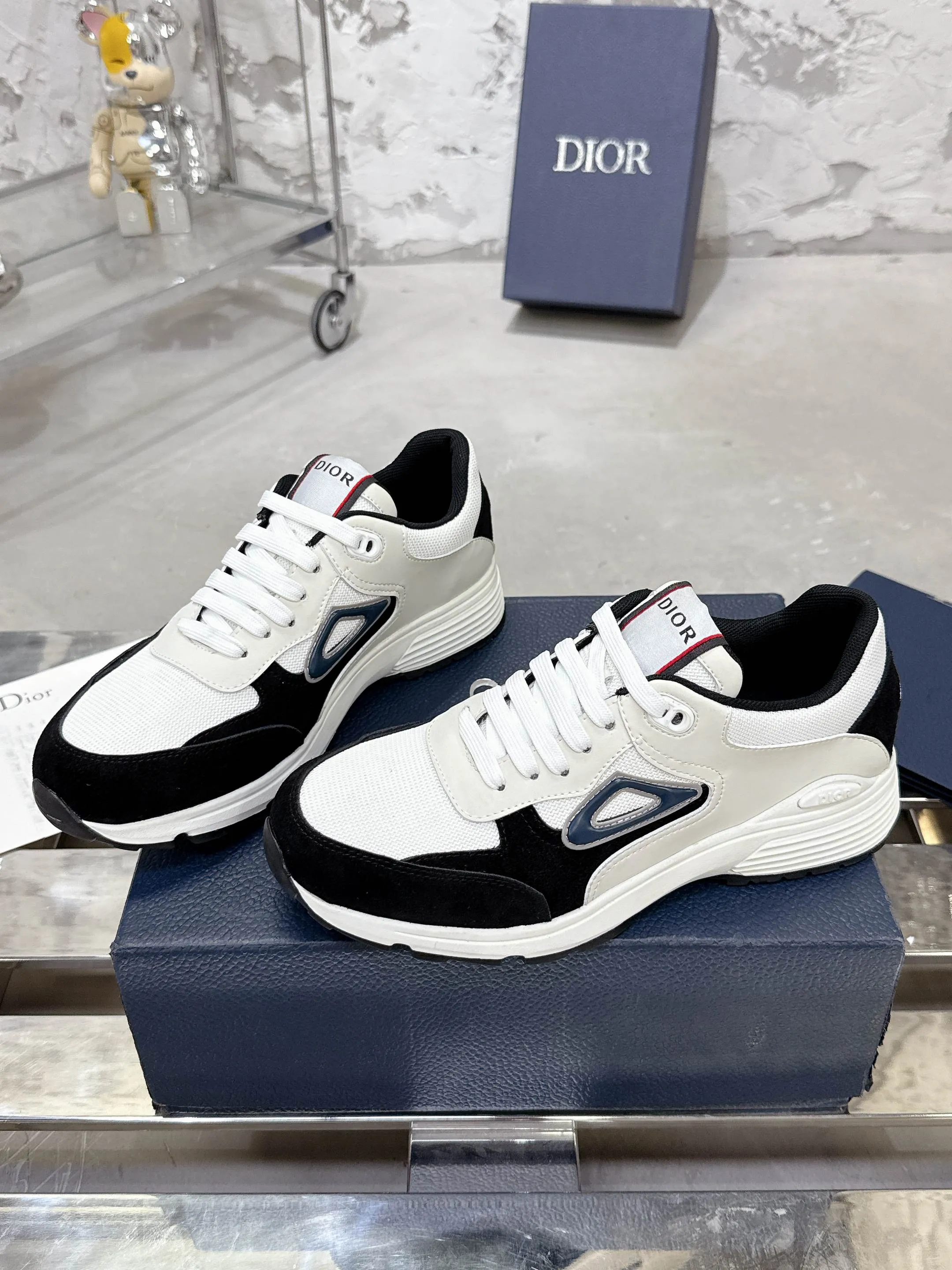 Men's men's shoes💰580💰 Dior Dior's latest color matching B30 series dad sneakers original 17960💰 purchased for development and production Brand new B30 sneakers Dad Shoes style shoes that follow the trend of the retro market The Dior logo on the tongue also indicates that this pair of shoes is the B30 model! B30 uses fine-textured leather and mesh cloth materials to form a shoe body. There are conspicuous letters CD on both sides of the shoe body to indicate identity. Many lines on the shoe body outline details to make the shoes look less monotonous and full of retro flavor. The delivery counter is exquisitely packaged🛍📦 ▪️Fabric: Original customized technical fabric + mesh ▪️Inner lining: Customized breathable lining ▪️Outsole: Original molded IP foam + TPU outsole ▪️Sole thickness: 3.5CM ▪️Size: Men's size 39-46 (Male size 38.45.46 customized)